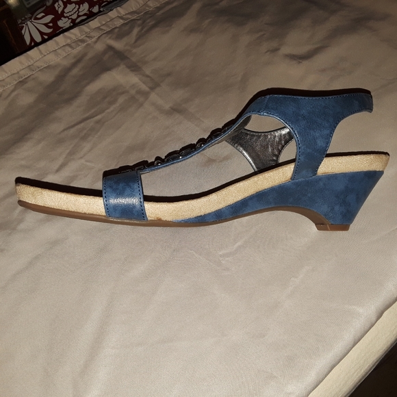 Sandals - Picture 2 of 3